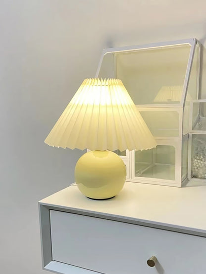 Lampe de table plissée en céramique