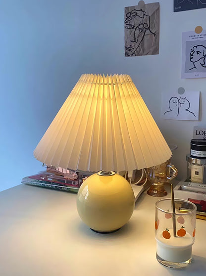 Lampe de table plissée en céramique