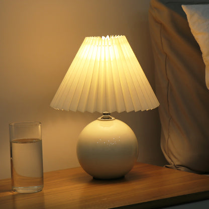 Lampe de table plissée en céramique